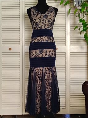 Candalite Petite Navy Blue Stretch Lace V-Neck Maxi Dress Size PM – Like New
